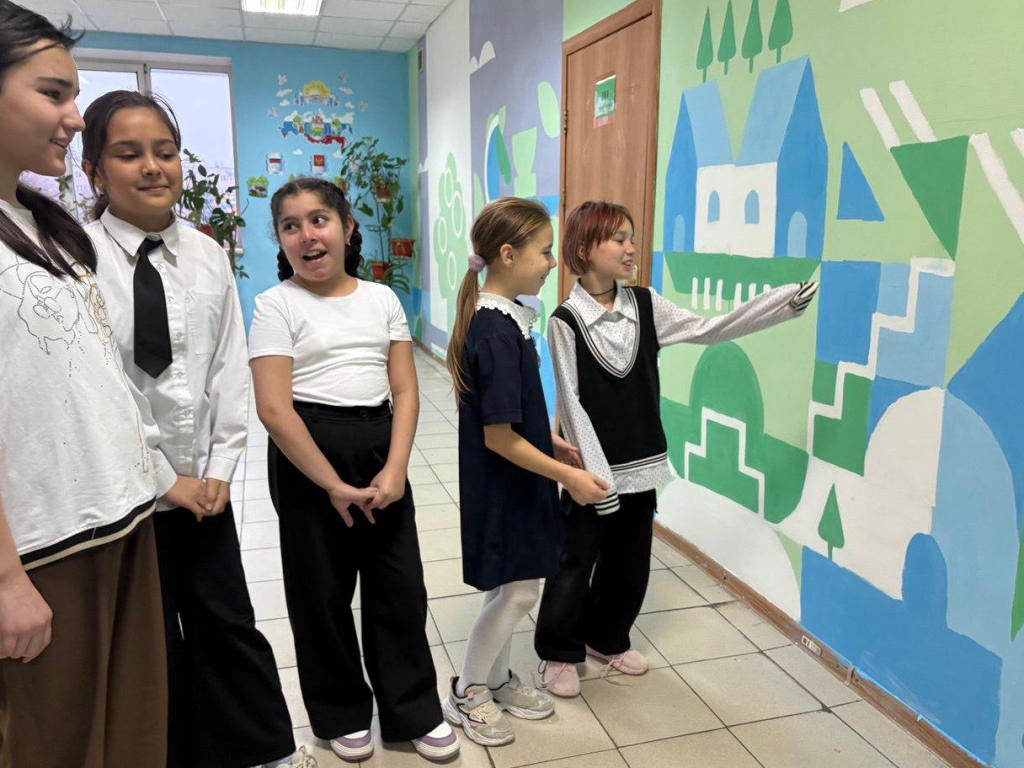 Ученики, педагоги и родители превратили стены Селятинской школы в картину мечты