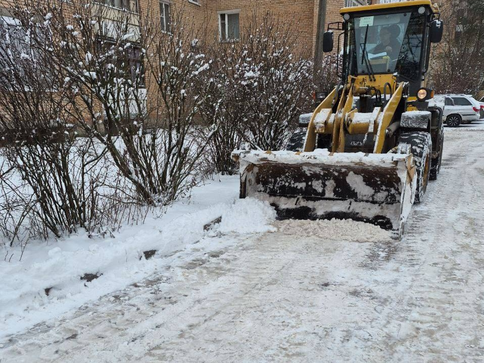 Коммунальщики расчищают тротуары и дороги Апрелевки после сильного снегопада