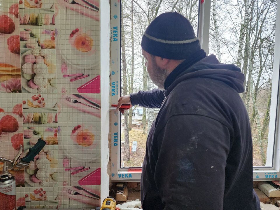Новые окна стали новогодним подарком для семьи матери бойца СВО в Солнечногорске