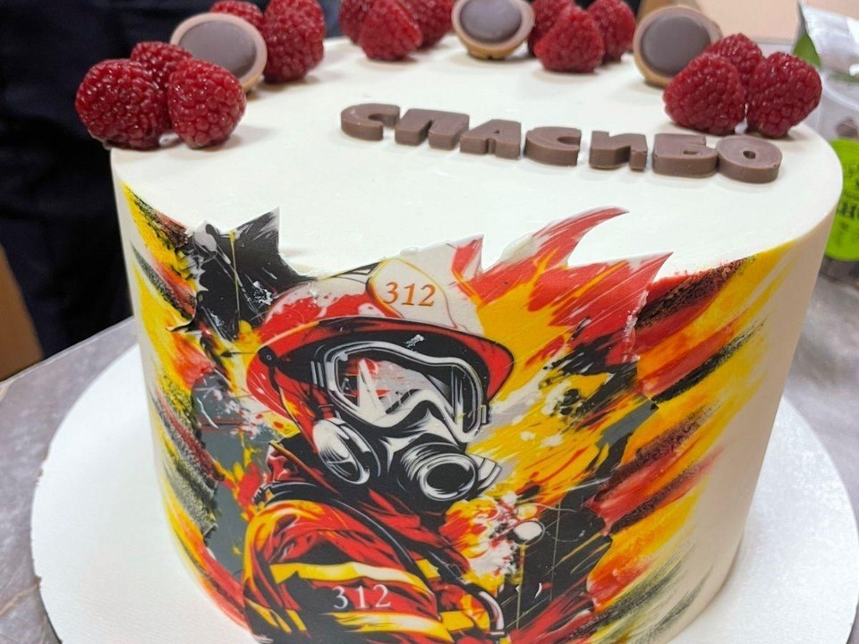 Торт за дом: необычная награда ждала пожарных, потушивших ночной пожар