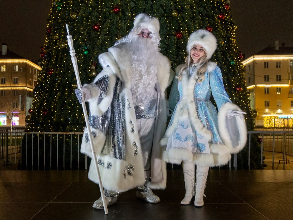 Электростальцы встретили зиму хороводом у елки и парадом ростовых кукол