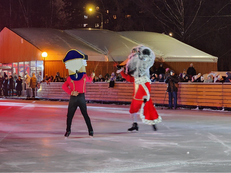 Щелкунчик на льду: как в сквере «Юбилейный» открыли главный каток города