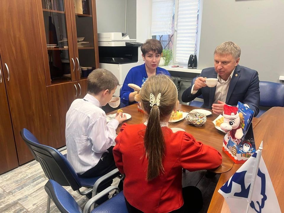 И кошке с собакой тоже: как депутат выполнил новогоднее желание детей из семьи участника СВО