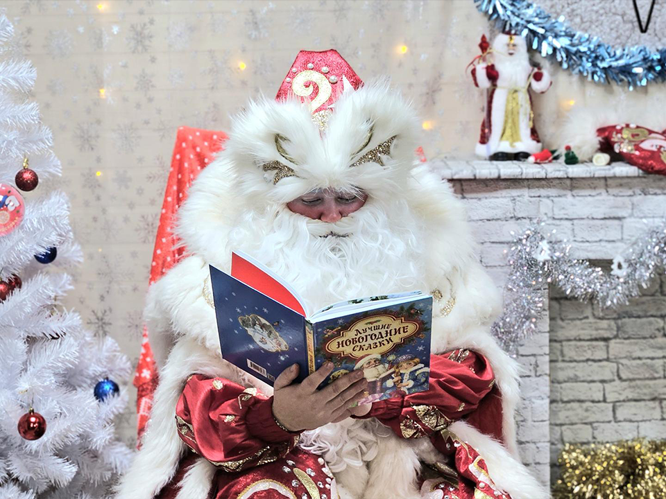 Дед Мороз прочитал зимнюю сказку для маленьких гостей парка Победы