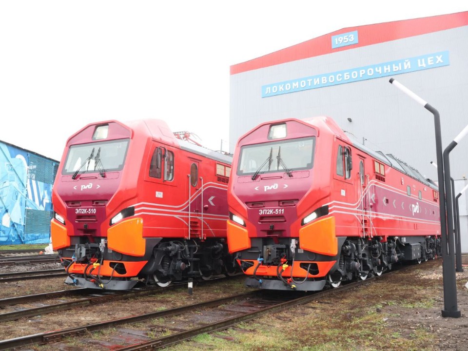 В новую ливрею «одели» локомотивы «Красной стрелы» на Коломенском заводе