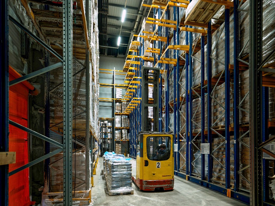 До 22 рейсов в день: автономный тягач начали тестировать на складах в Подмосковье