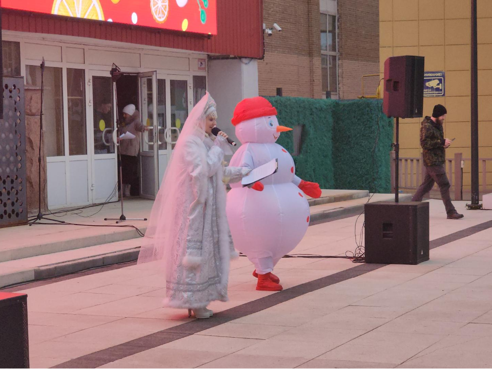 Начало зимы фрязинцы встретили со Снегурочкой возле Дворца культуры «Исток»