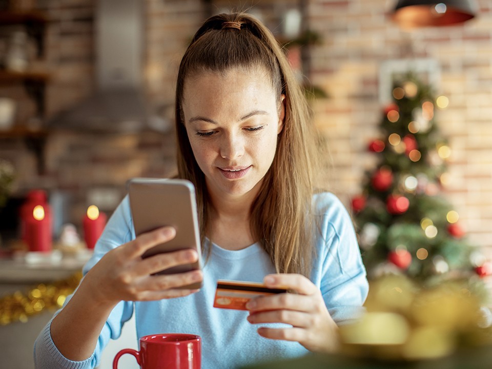 Новый год, новые схемы: как мошенники крадут личные данные под видом доставки