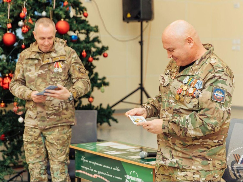 Боевые будни: сын ветерана СВО Иван Клюев показал стрелковое оружие ученикам школы №4