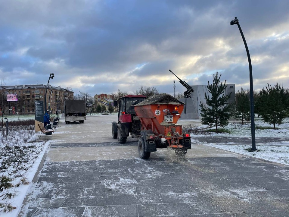 Коммунальные службы привели в порядок недавно открывшийся сквер «Защитникам неба»