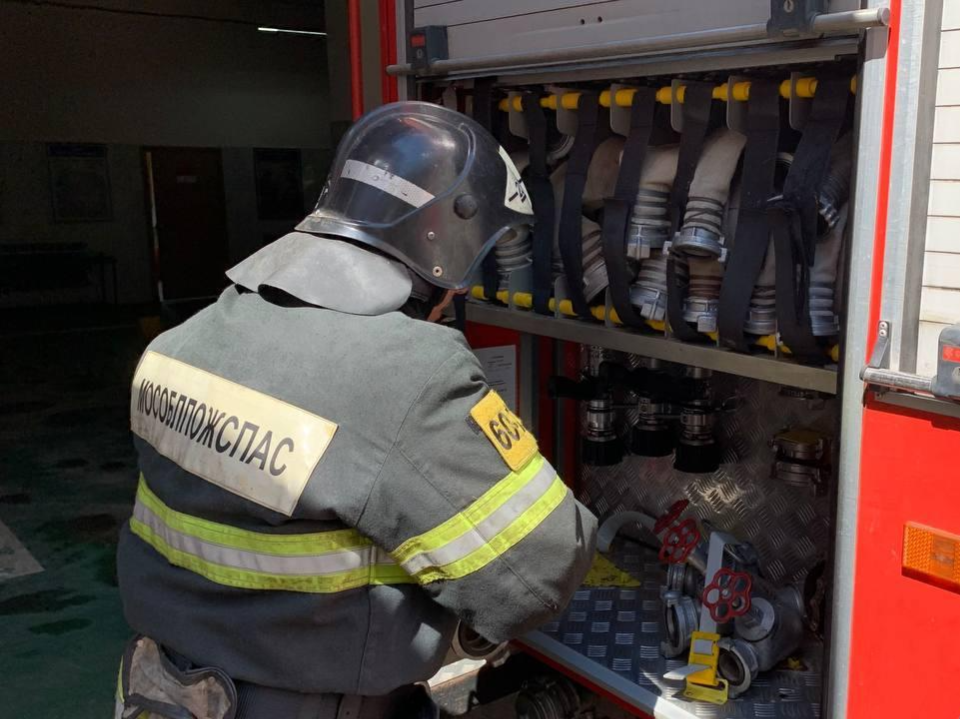 Неожиданная проблема с дверью: как спасатели нашли безопасный способ открыть дом для пожилой хозяйки