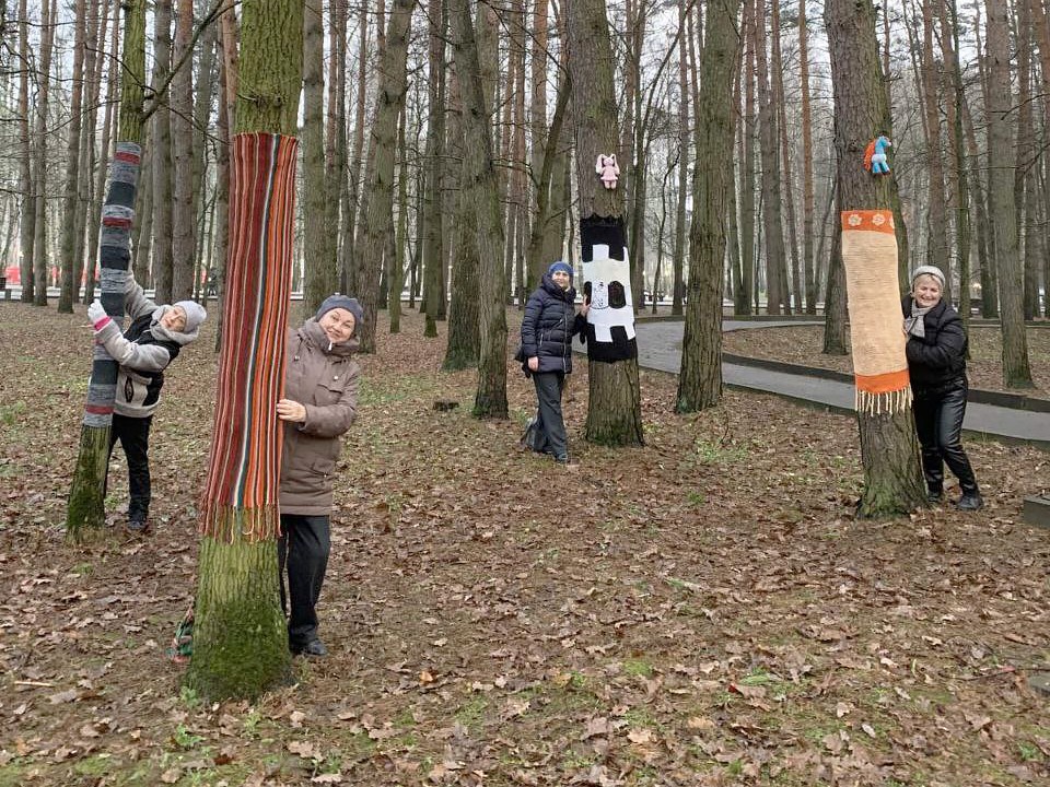 Ярнбомбинг в Домодедове: в парке «утеплили» деревья  и скамейки