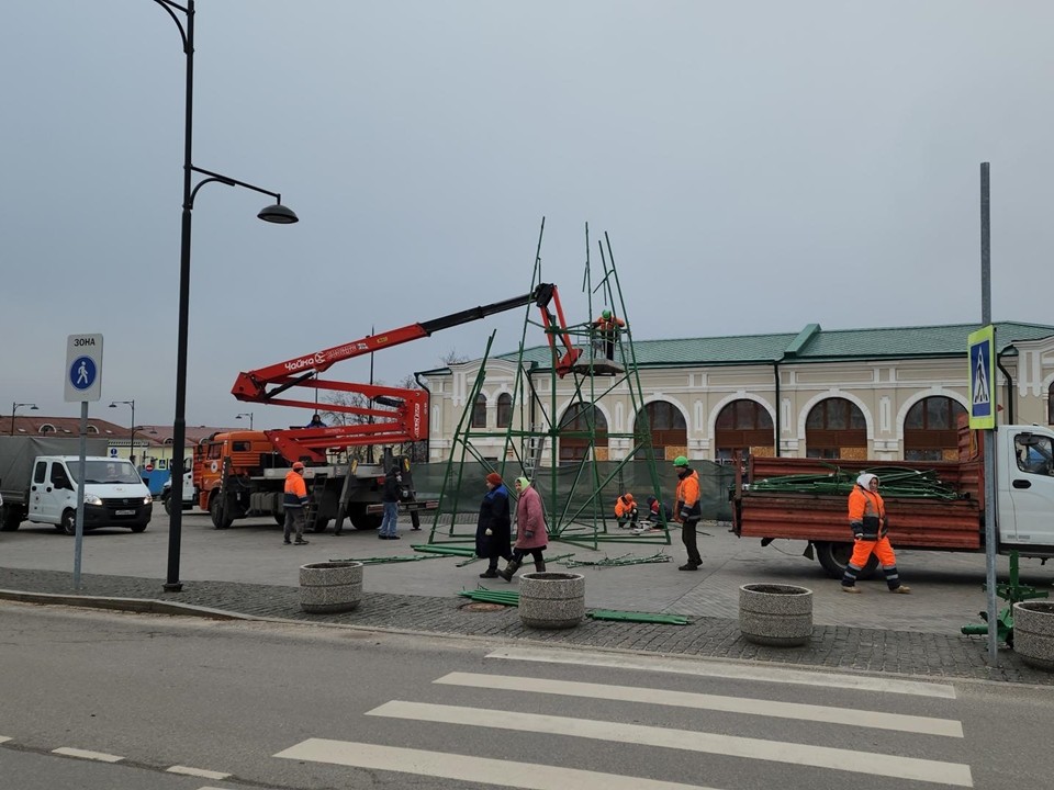 В Серпухове устанавливают 12‑метровую новогоднюю елку‑рекордсменку