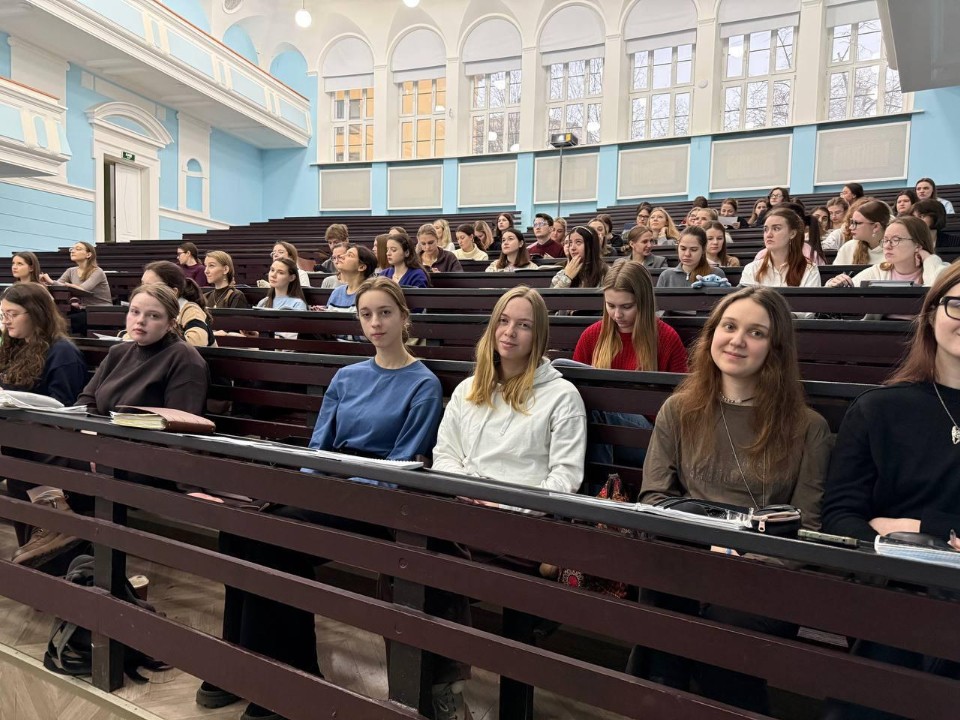 Учитель — теперь денежная профессия: какие суммы поддержки получат молодые педагоги подмосковных школ