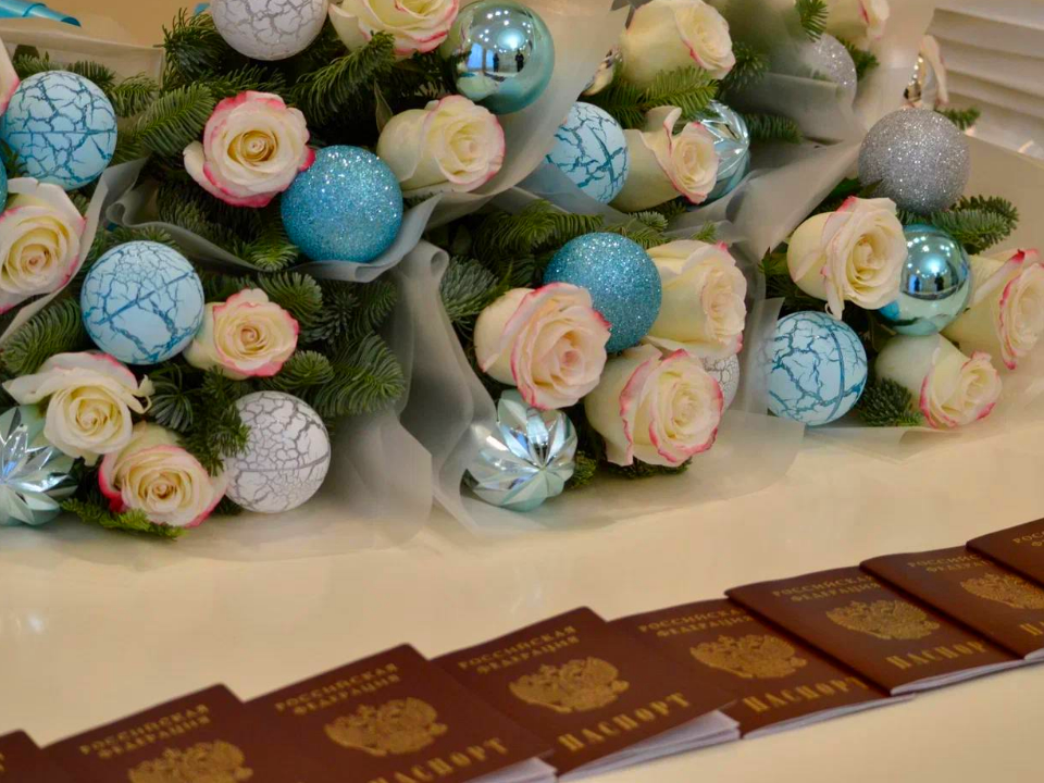 Паспорт, Дед Мороз, подарок: можайских подростков ждал сюрприз в ЗАГСе