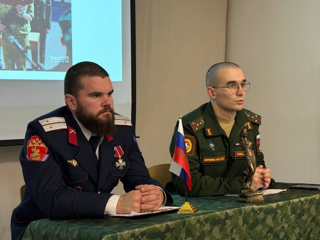 Эксперты обсудили с будущими юристами права военнослужащих и службу по контракту
