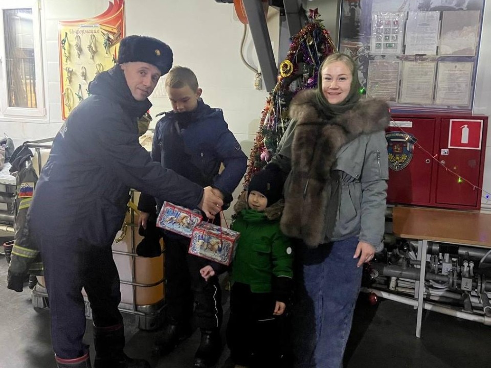 Пока отец на СВО: пожарные устроили новогоднюю экскурсию для его детей в Пушкинском округе