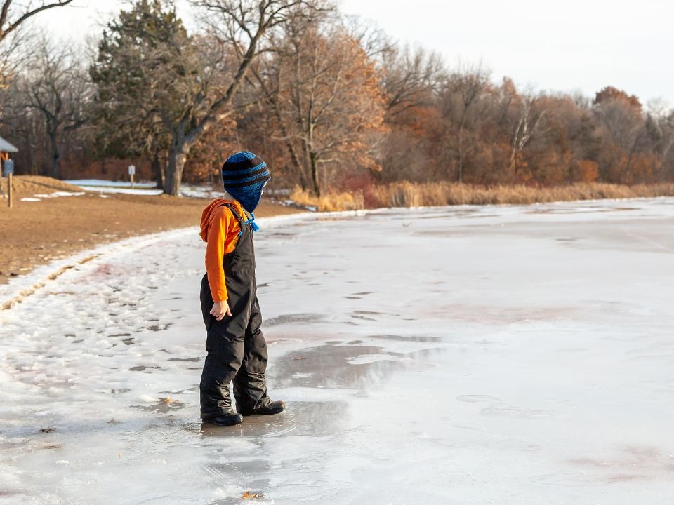 Подростки устроили опасные игры на тонком льду в центре Дубны