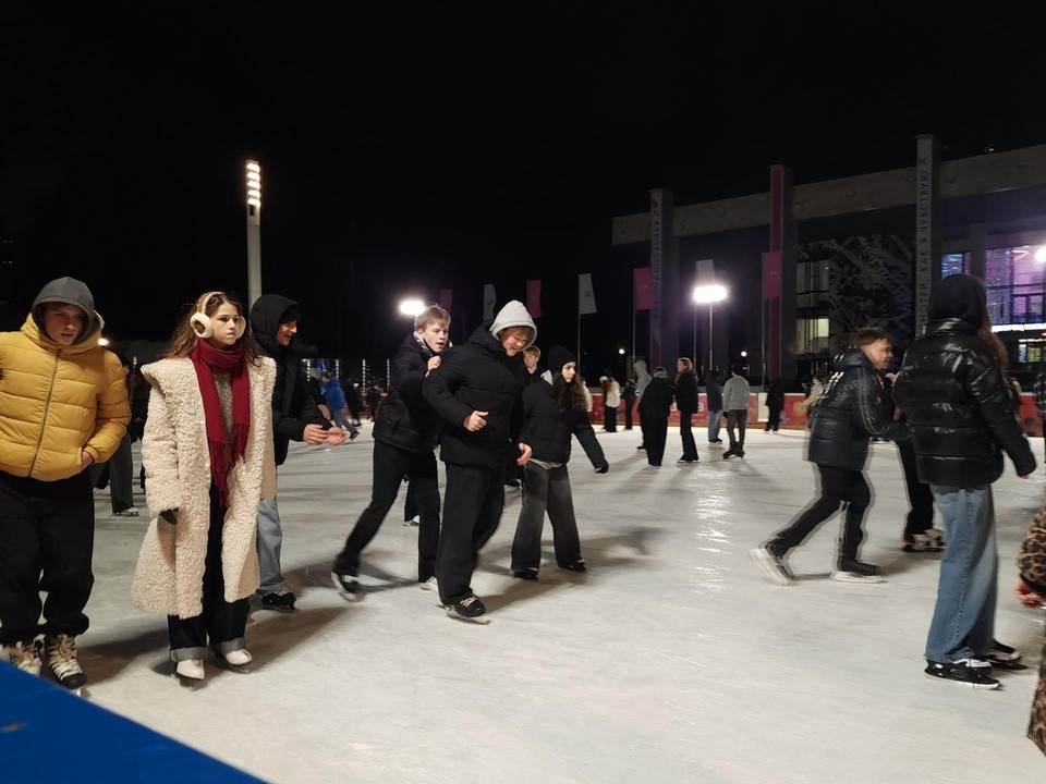 Зима пришла: в Мытищах открыли ледовый сезон