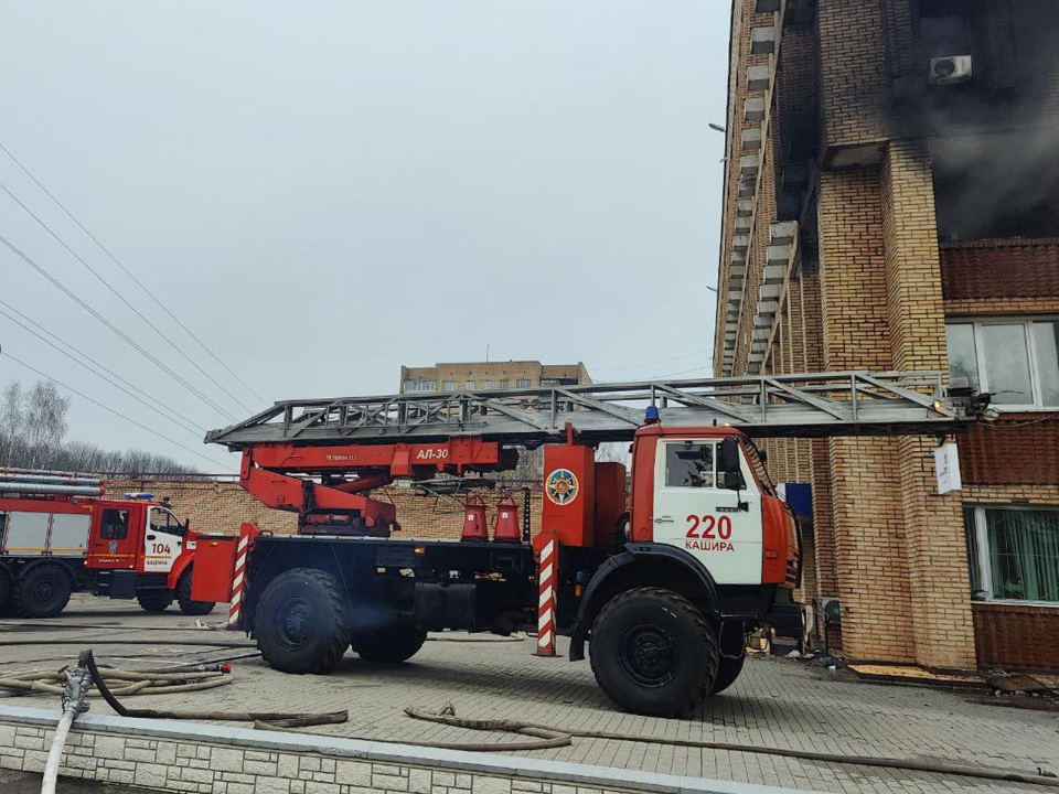 Тревожный сигнал: слаженная работа пожарных в Кашире помогла потушить возгорание и безопасно вывести людей из здания