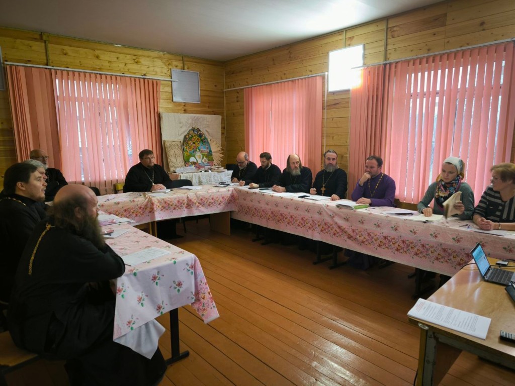 Празднование Рождества и новые циркуляры: в Михневе прошло братское совещание священников