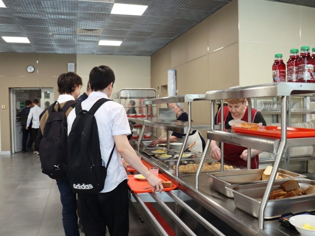 Творожная запеканка вытеснила вареники: зимние обновления в тарелках школьников