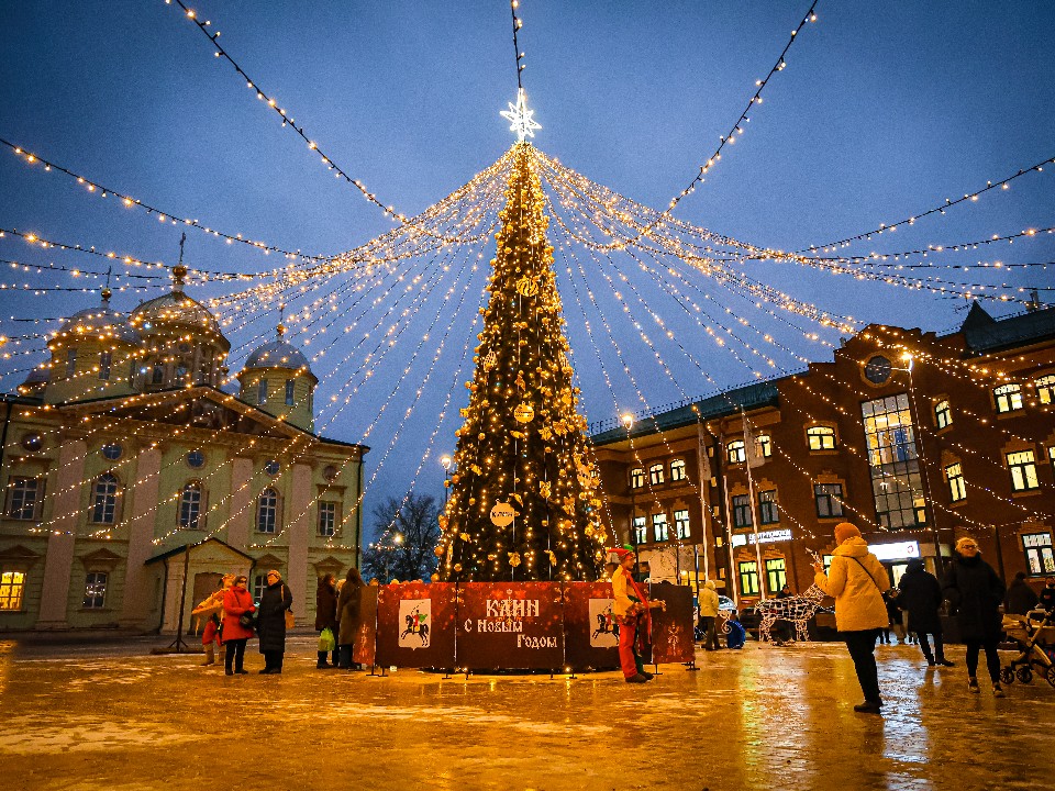 Советская площадь полностью обновлена: от лавочек до новогодней елки
