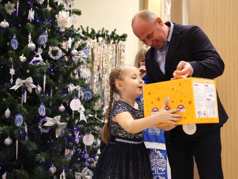 Одаренные дети Волоколамска получили подарки на «Елке желаний»