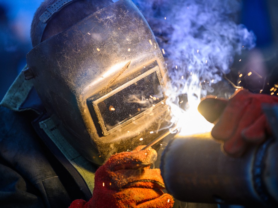 Главные профессии ближайшей семилетки: сколько в Подмосковье зарабатывают сварщики и швеи