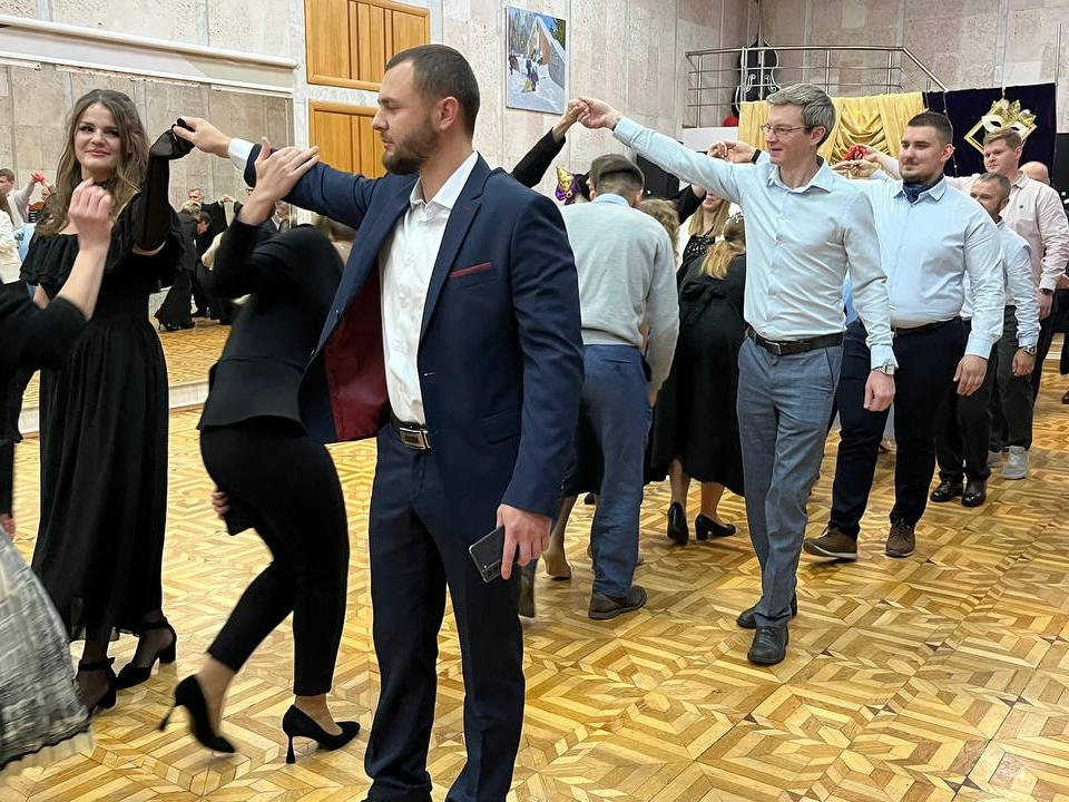 В Селятине прошел званый вечер с уроками этикета и бальными танцами