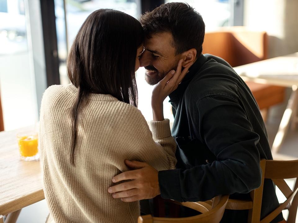 Как пережить влюбленность в «занятую» девушку: зачем священник советует отойти в сторону