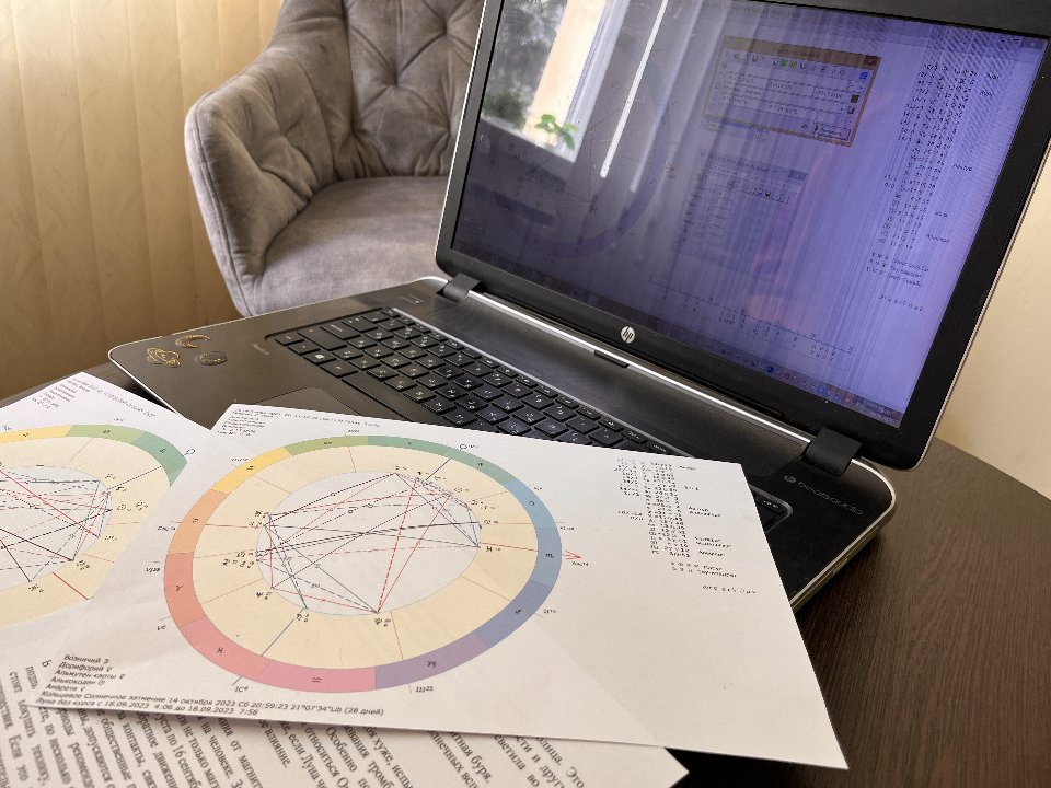 Ракам нужно проявить терпение, а Весам действовать решительно: гороскоп для каждого знака зодиака на 3 декабря