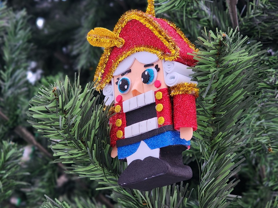 Детские новогодние поделки украсили елки в парках Лосино-Петровского