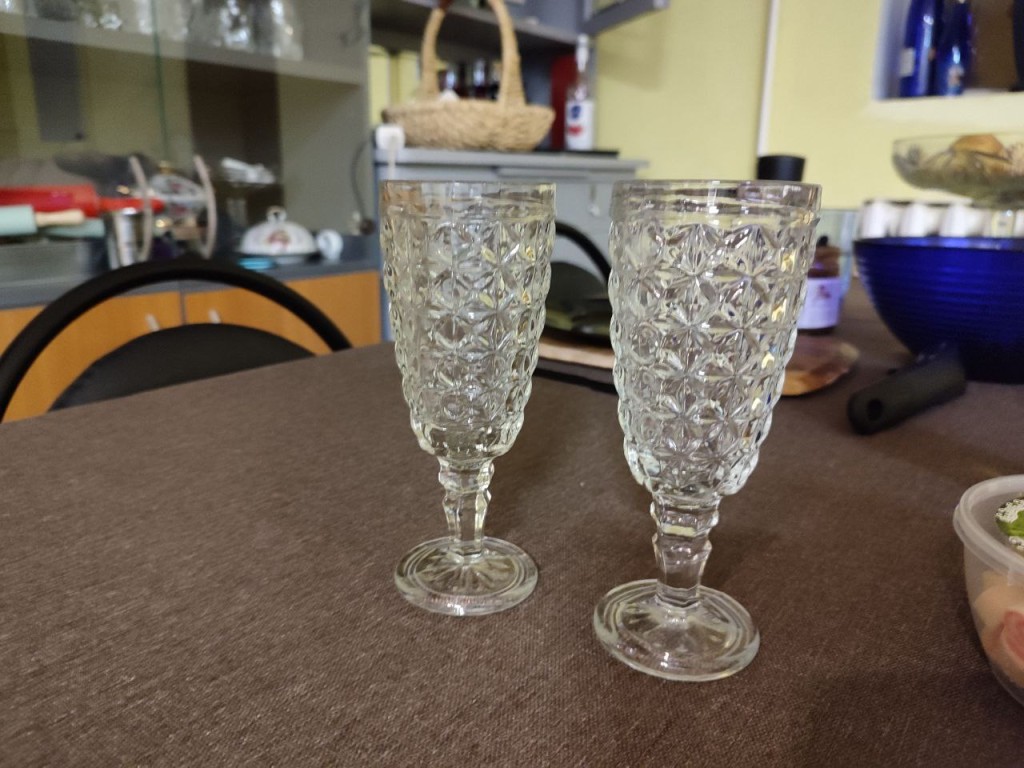 Почему на новогодний стол Огненной лошади нужно поставить советские стеклянные рюмки и стопки