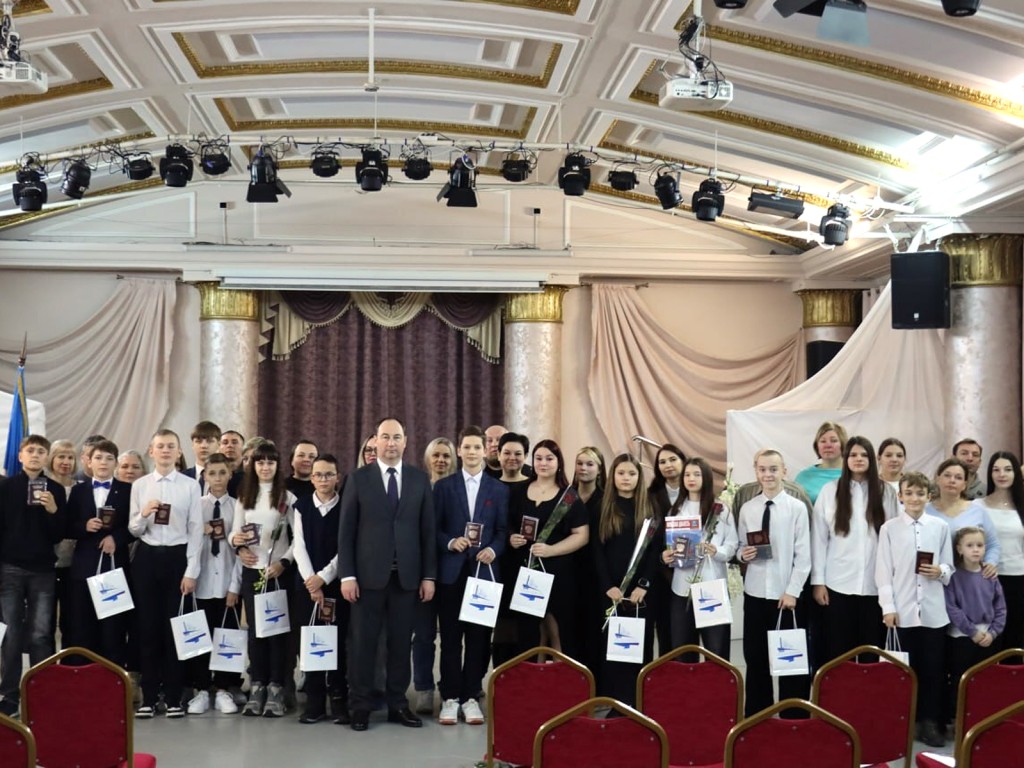 «Будьте достойны предков»: четырнадцать подростков Ступина получили главные документы страны