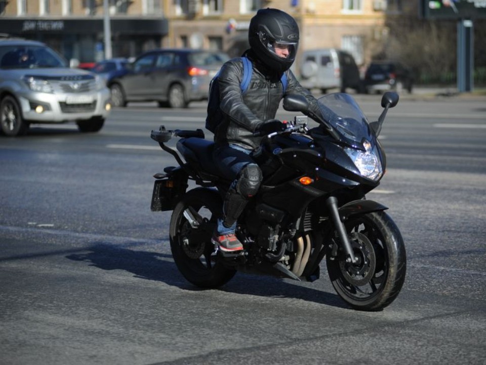 Водители бросились менять автомобили на мотоциклы: почему так происходит