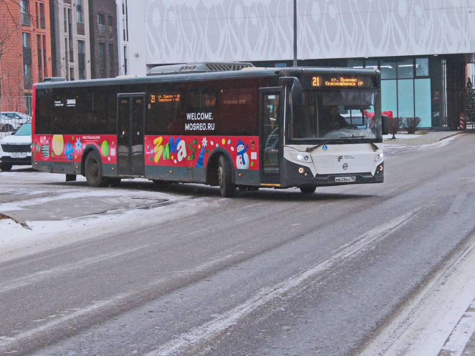 Создавая настроение: украшенные автобусы вышли на дороги Подмосковья