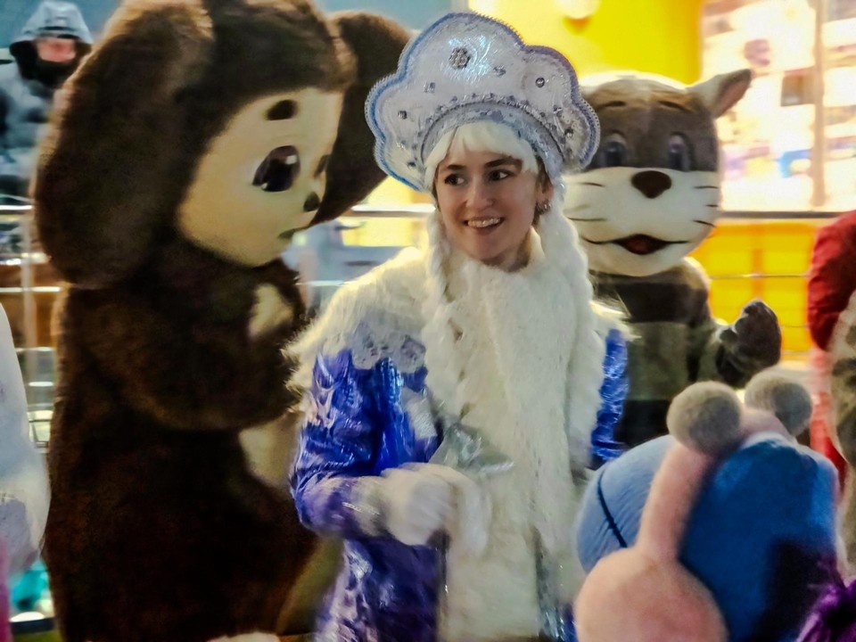 В Пущине зажгли огни на главной новогодней елке и открыли зимний сезон