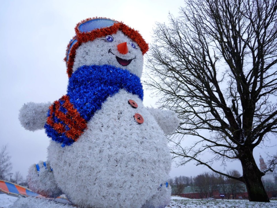 Снежные скульптуры засветились на туристическом маршруте Сергиева Посада