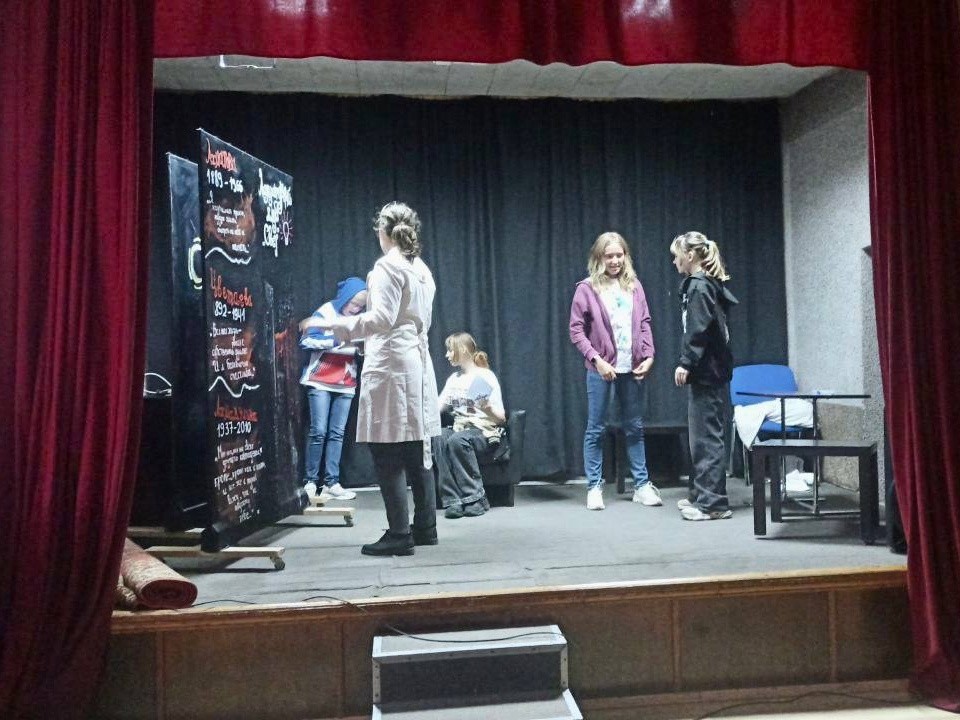 На премьеру спектакля «Маленькие женщины» приглашает театральная студия «Маяк»