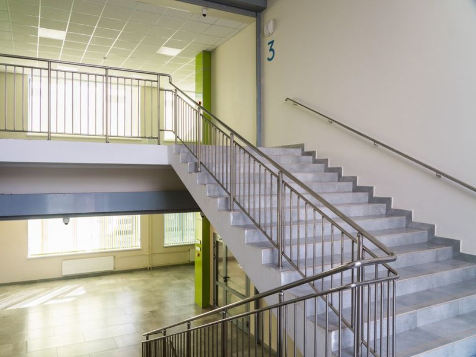 Учитель-герой: второклассница рассказала, как педагог спасла учеников во время нападения на школу