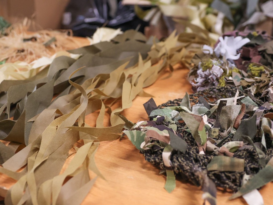 Помощь тыла: волонтеры железнодорожного техникума из Орехово-Зуева сплели масксети для участников СВО