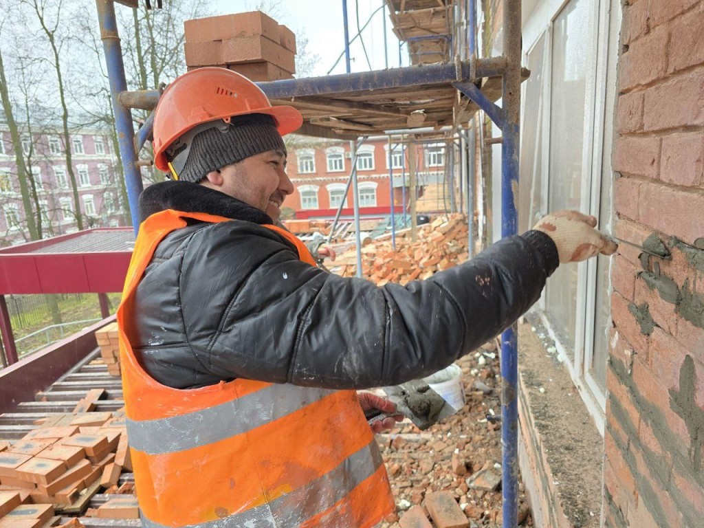 Фасад исторического здания кардиологии ремонтируют в Наро-Фоминске