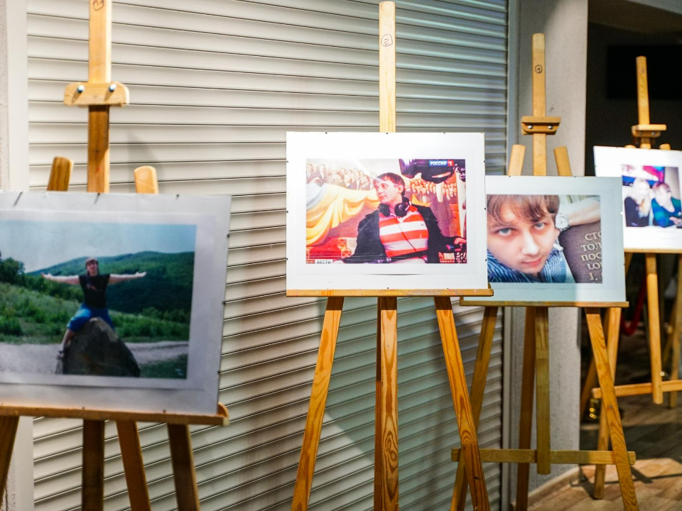 В Химках открыли фотовыставку в память о журналисте Антоне Волошине