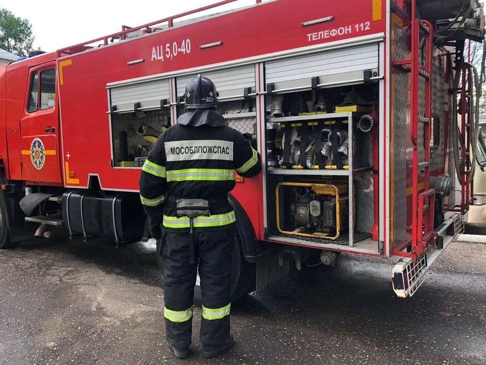 День с пожарными: подопечные СЦ «Дмитровский» примерили экипировку и увидели спецтехнику