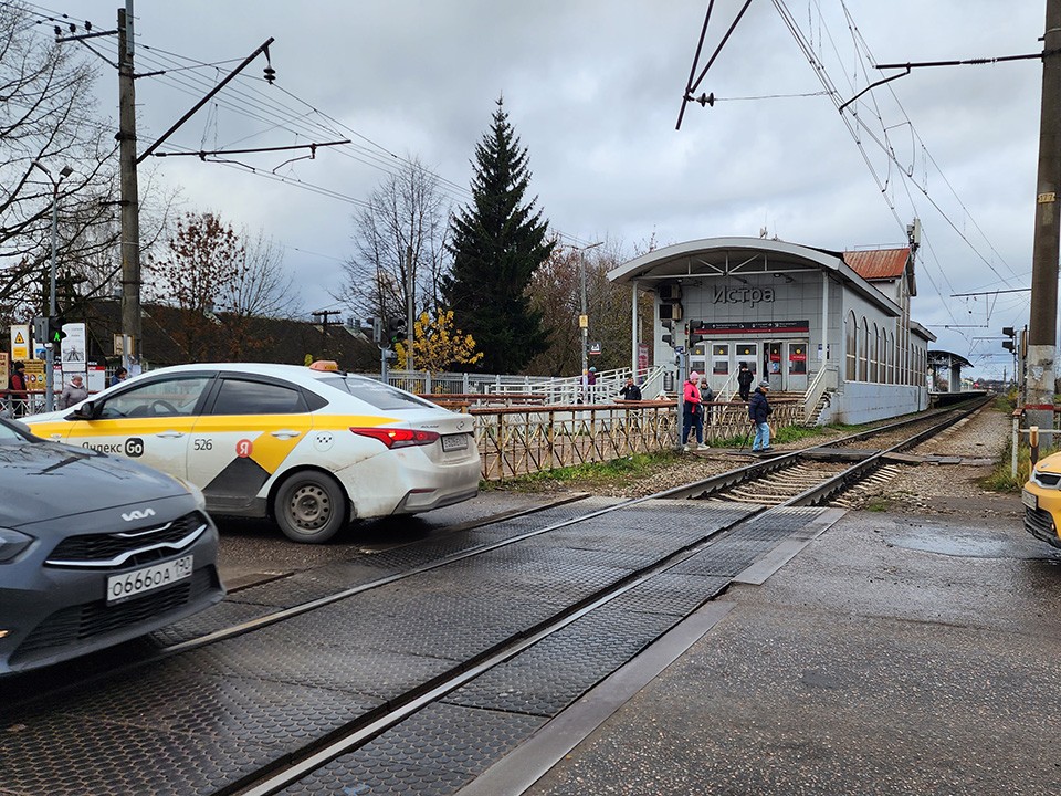 Движение автомобилей временно ограничат на ж/д переезде в Пушкинском округе