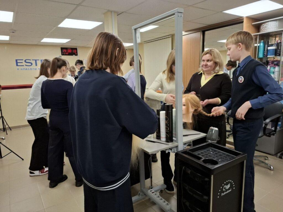 В Краснознаменске провели мастер-класс для школьников: что узнали семиклассники о профессиях в индустрии красоты