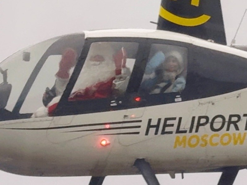 Волшебник в вертолете: Дед Мороз и Снегурочка поздравили детей в Центре Рошаля