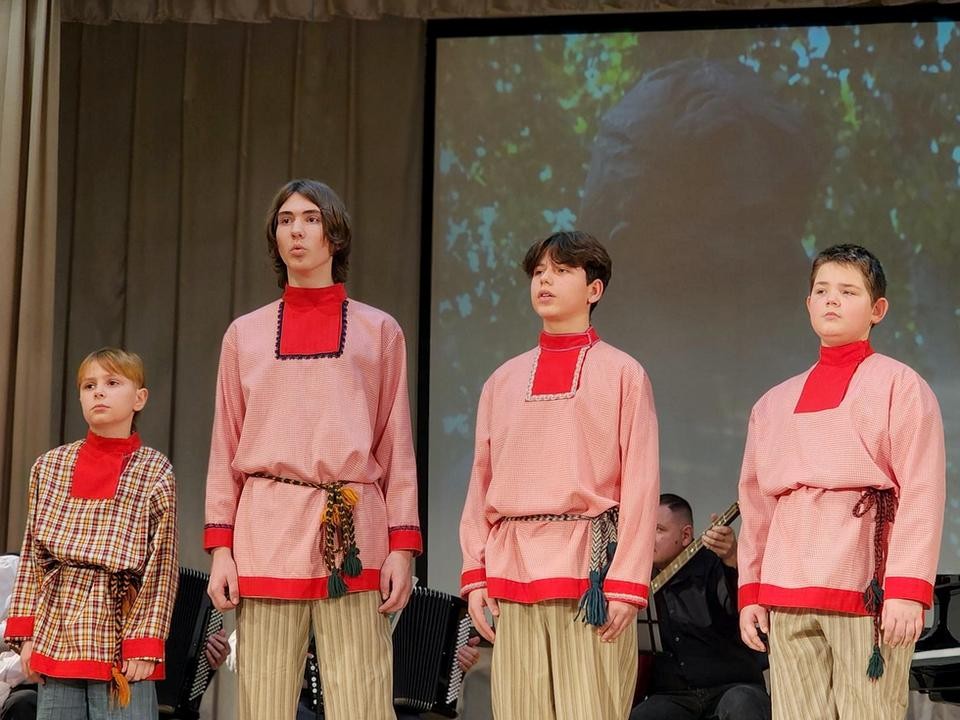 Команда Детской школы искусств Луховиц устроила для зрителей путешествие в мир Есенина