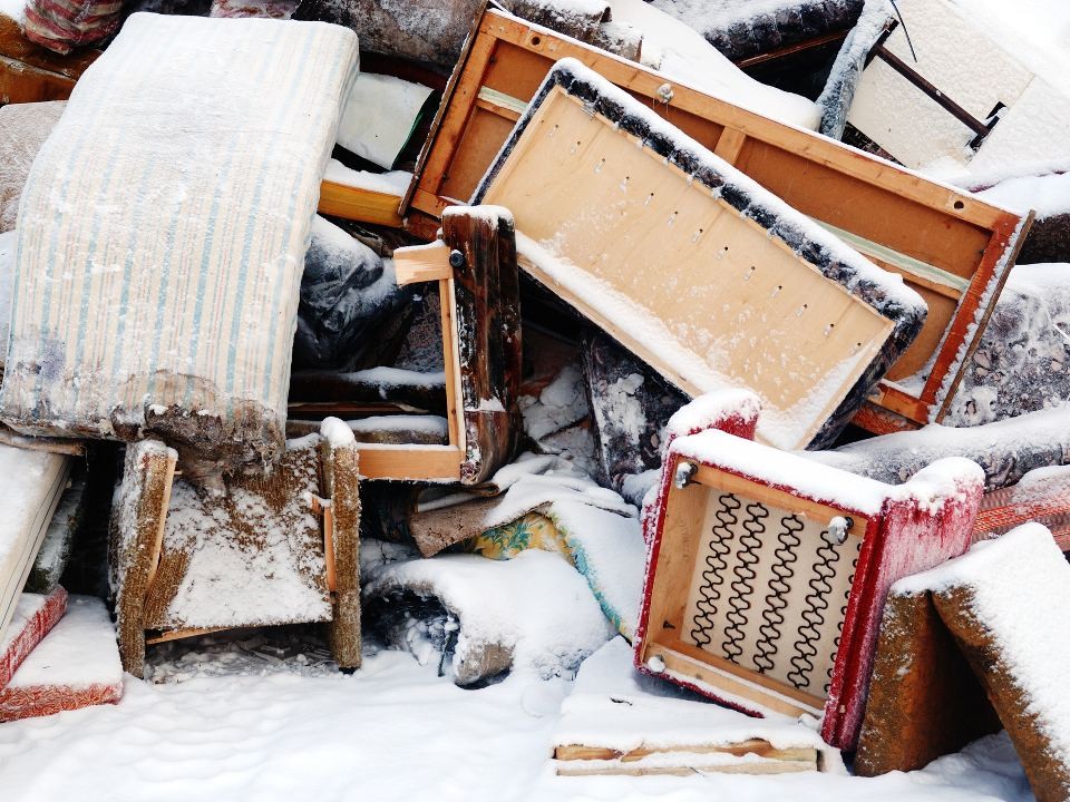 Жители Дмитрова требуют разобрать мусорные «шалаши», под которыми дворник что-то прячет